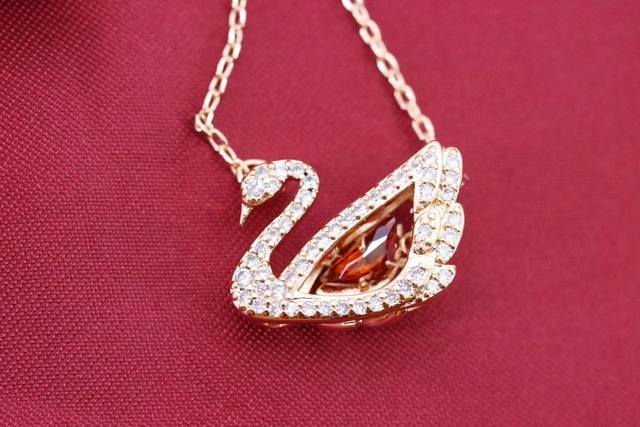 Swarovski Beating Heart Openwork Red Swan Clavicle Necklace DDD This necklace, a