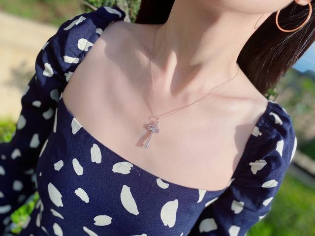 纯银 V金P300 DDD 我们出品 蒂芙尼鸢尾花钥匙项链 Zp 价P60 550+，认准唯一一家真正购入珠宝类Zp开发的，可订做真金真钻，只做对版Zp真金货，