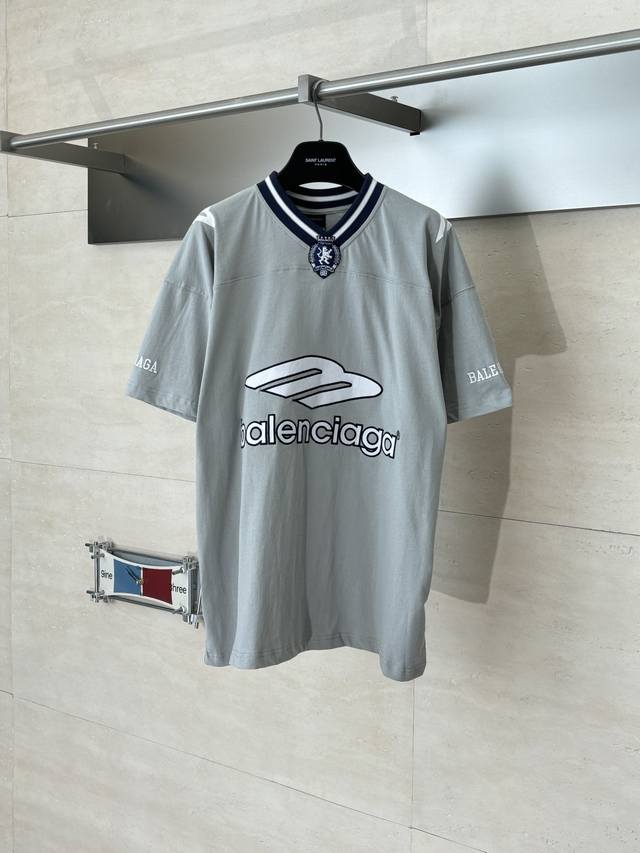 Balenciag* 巴黎Blcg Football曼联联名球衣V领短袖T恤 DDD 采用24支特纺紧密棉平纹针织面料，面料克重完美平衡轻盈感与骨感。紧密纺技术