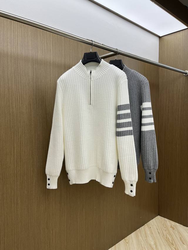 支持年后 秋冬爆品 Tb 2540Aw秋冬新款 同步 时尚经典针织毛衣 秋冬必备款 采用针织衫加厚毛衣，精致简洁大方 品牌元素点缀设计 没有过多复杂的工艺 玩的
