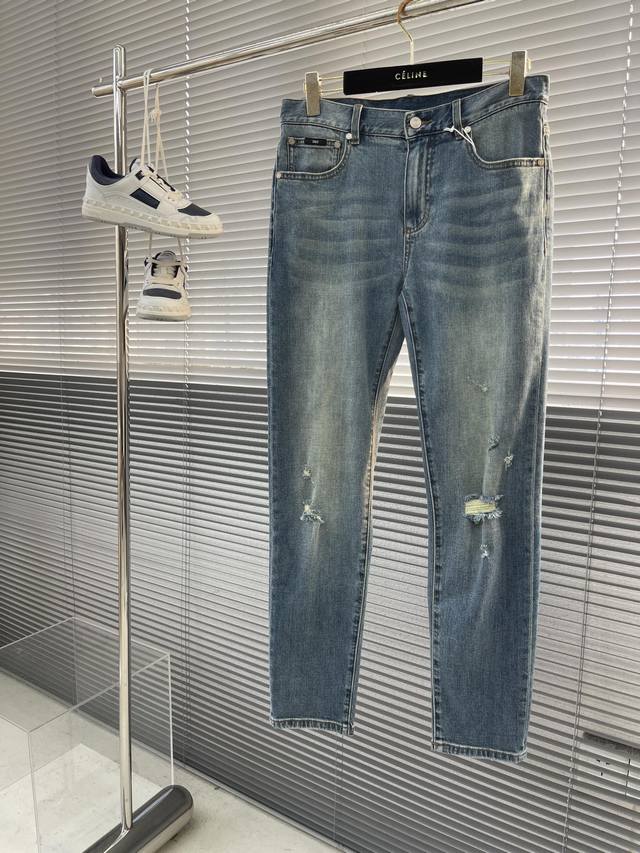 Supporting DDD-Dg logo black and white regular wash stretch jeans for post-holid