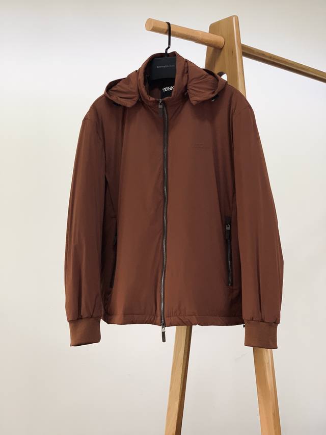 年后 DDD Ermenegildo Zegna 杰尼亚 2025Fw秋冬新品 DDD 轻薄款羽绒服，冬日质感之选。 DDD 内里填充90高蓬松白鸭绒，轻量无负