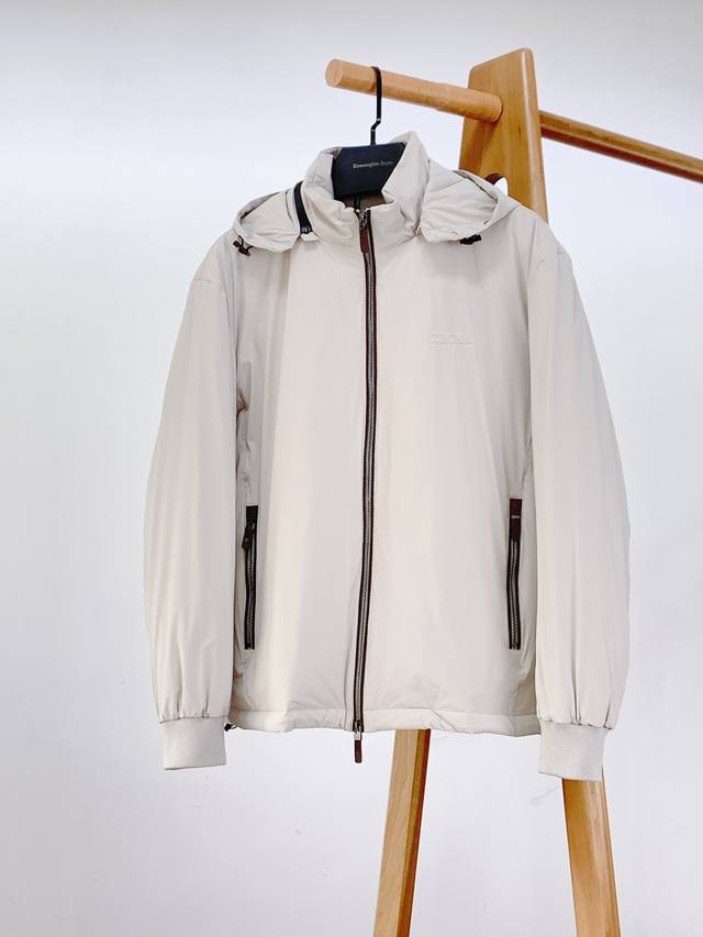 年后 DDD Ermenegildo Zegna 杰尼亚 2025Fw秋冬新品 DDD 轻薄款羽绒服，冬日质感之选。 DDD 内里填充90高蓬松白鸭绒，轻量无负