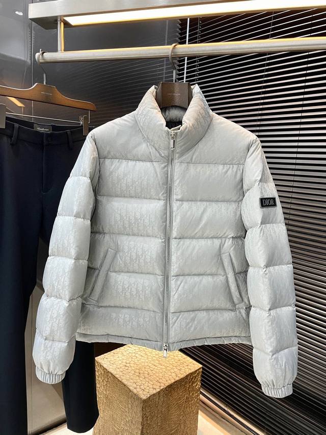 P: Dior - Dior Winter Collection creates a handsome and stylish down jacket that