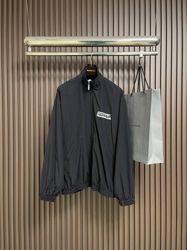 Balenciaga 胶浆印花夹克外套，衣身正面的品牌标识采用胶浆印花工艺制作，印花前先对面料做静电消除处理，再通过150℃高温压印使胶浆与面料紧密结合，图案清