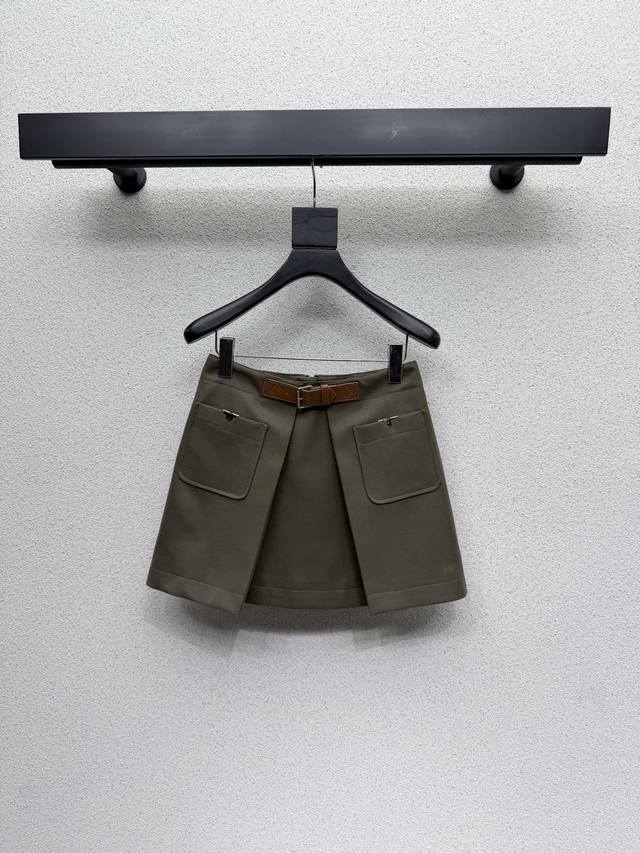 L brand metallic belt skirt, made of very high-end imported wool. Look closely a