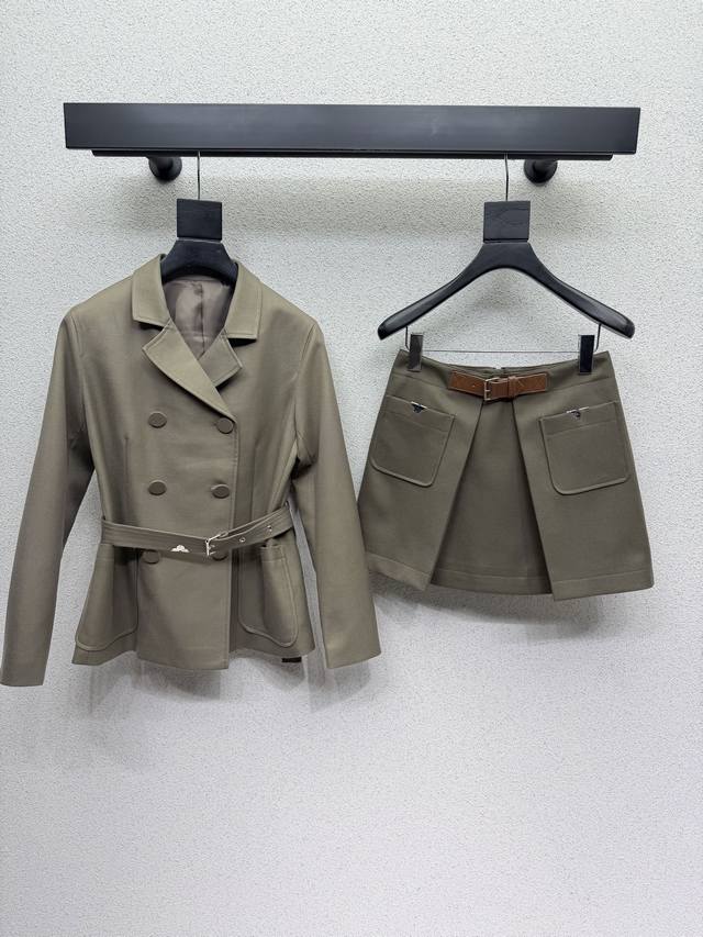 L's metallic casual jacket, made of very high-quality imported wool. Look closel
