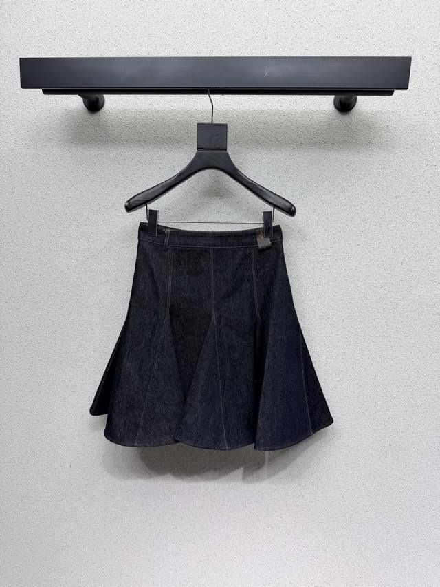 This L brand denim skirt series features a very high-quality imported fabric. A
