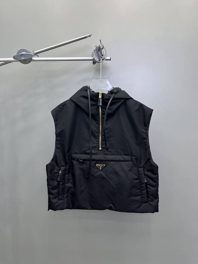 P brand vest, made of classic recycled nylon fabric with a natural sheen and tex P brand vest, made of classic recycled nylon fabric with a natural sheen and tex
