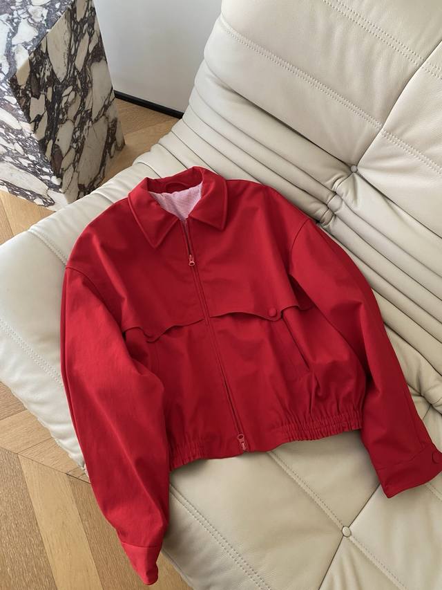 26Ss Early Spring New Arrival Jacket. The clean-cut lapel and workwear-style poc 26Ss Early Spring New Arrival Jacket. The clean-cut lapel and workwear-style poc