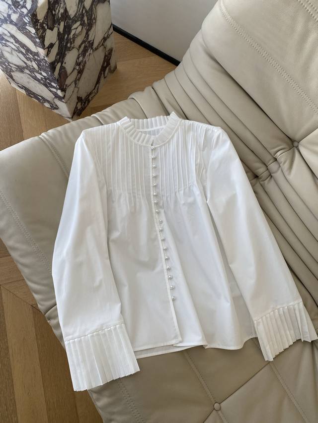 26Ss Early Spring White Stand Collar Shirt. Exquisite pleating on the collar and 26Ss Early Spring White Stand Collar Shirt. Exquisite pleating on the collar and
