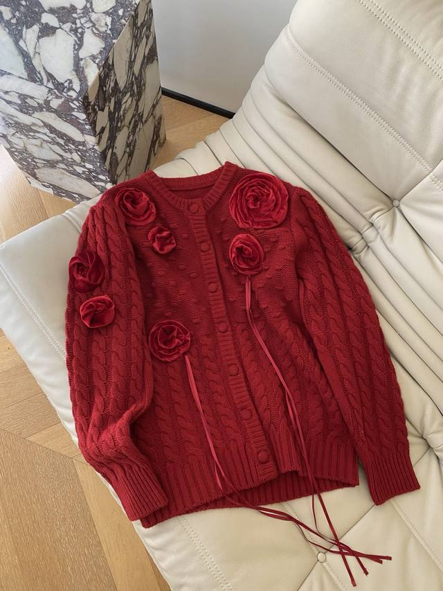 26Ss Early Spring Red Rose Knit Cardigan. The vintage burgundy cable knit textur 26Ss Early Spring Red Rose Knit Cardigan. The vintage burgundy cable knit textur