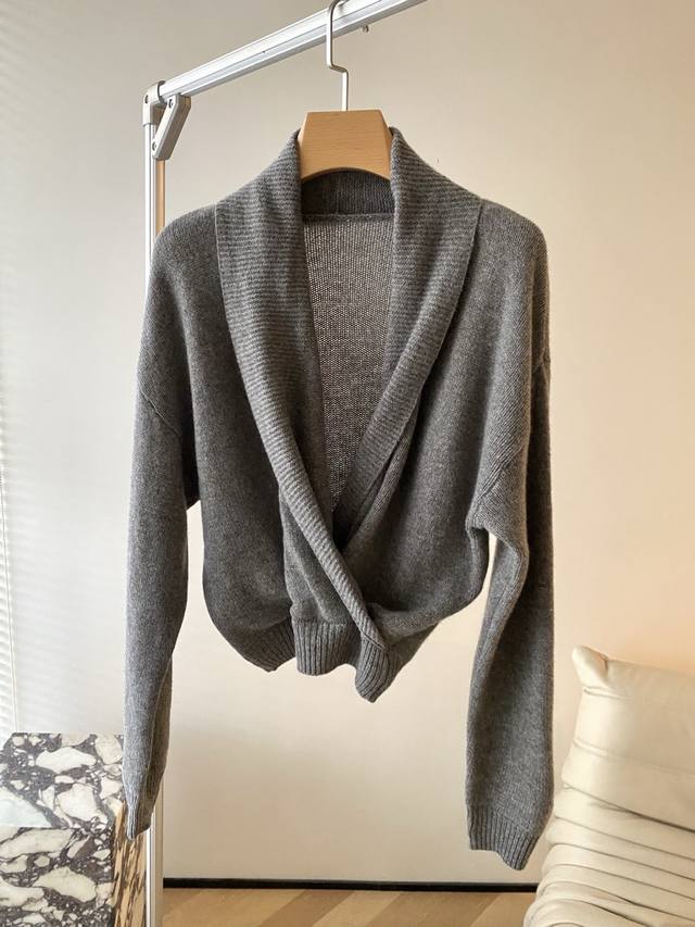 26Ss Early Spring Grey Cross-Neck Knit Sweater. The relaxed, oversized collar wi 26Ss Early Spring Grey Cross-Neck Knit Sweater. The relaxed, oversized collar wi