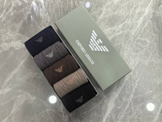 Comes with boutique packaging! Armani's new cashmere embroidered mid-length slo