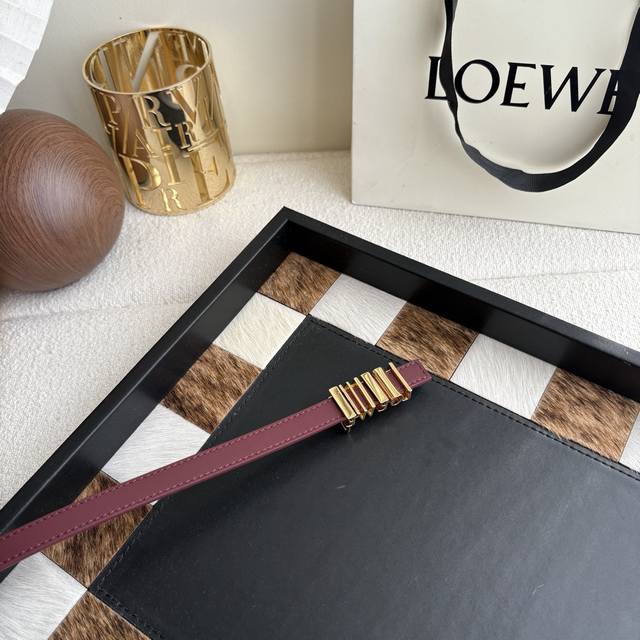 Loewe classic calfskin leather belt with a glossy Loewe geometric buckle. 1.5cm
