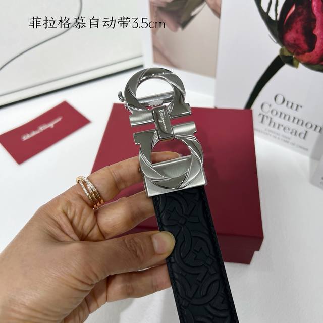 品牌: 菲拉格慕 新款进口小牛皮,手感细腻柔软。搭配纯钢自动精品钢扣,宽度:3.5Cm DDD 品牌: 菲拉格慕 新款进口小牛皮,手感细腻柔软。搭配纯钢自动精品钢扣,宽度:3.5Cm DDD