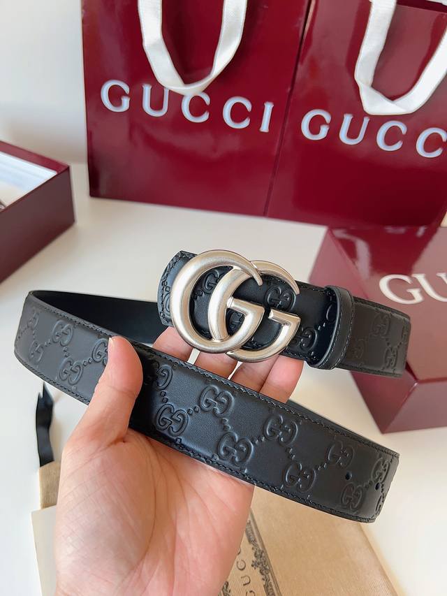Gucci 这款男士腰带亮眼吸睛,是2026早春系列之一。腰带扣设有一个销钉,可轻松翻转互扣式双G造型配件。一面为黑色Gg印花压纹牛皮革,另一面为黑色皮革,宽度 Gucci 这款男士腰带亮眼吸睛,是2026早春系列之一。腰带扣设有一个销钉,可轻松翻转互扣式双G造型配件。一面为黑色Gg印花压纹牛皮革,另一面为黑色皮革,宽度