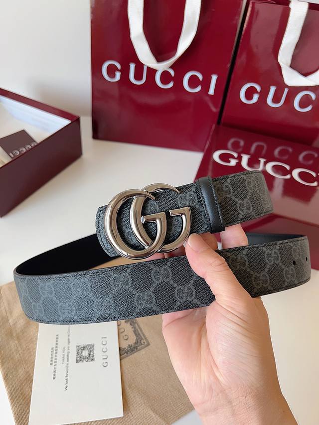 Gucci 这款男士腰带亮眼吸睛,是2026早春系列之一。腰带扣设有一个销钉,可轻松翻转互扣式双G造型配件。一面为柔软Gg Supreme帆布,另一面为黑色皮革 Gucci 这款男士腰带亮眼吸睛,是2026早春系列之一。腰带扣设有一个销钉,可轻松翻转互扣式双G造型配件。一面为柔软Gg Supreme帆布,另一面为黑色皮革
