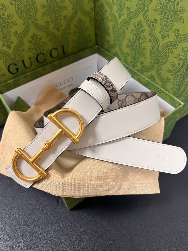 Gg Marmont collection introduces a reversible style, unveiling the new season's Gg Marmont collection introduces a reversible style, unveiling the new season's