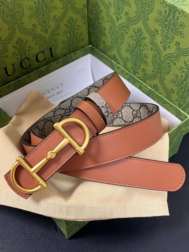 The Gg Marmont collection introduces a reversible style, unveiling the new seas The Gg Marmont collection introduces a reversible style, unveiling the new seas