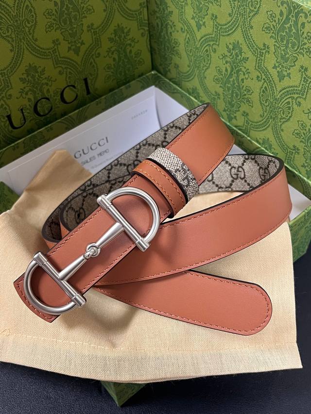 Gg Marmont collection introduces a reversible style, unveiling the new season's Gg Marmont collection introduces a reversible style, unveiling the new season's