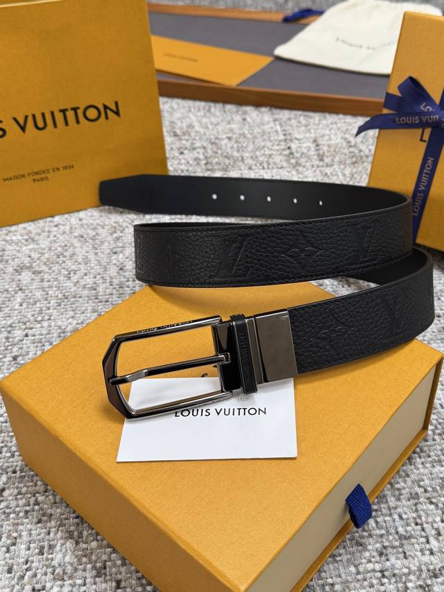 Louis Vuitton LV belt with pebbled embossed pattern, reversible design, original Louis Vuitton LV belt with pebbled embossed pattern, reversible design, original