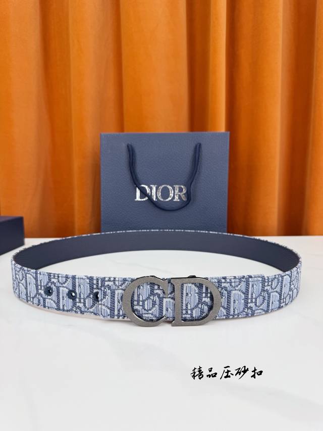 Width 3.5cm This 35mm reversible belt combines elegant sophistication with mode