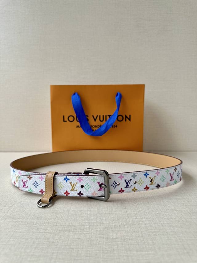 3.0cm wide L-shaped women's leather belt with brass buckle. Made from select It