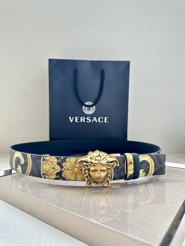 Belt width 3.8cm Versace. This belt features a three-dimensional La Medusa doub