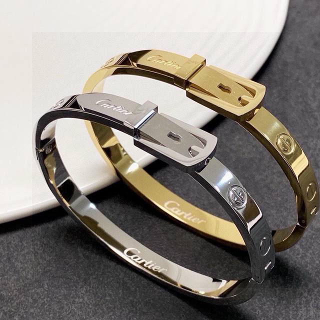 DDD Cartier 卡地亚官网最新发布 火爆针扣头手镯进口精工保色18K高端定制顶级工艺 专柜Logo刻字清晰 360度无死角！全新的窄版设计 更显精致～如