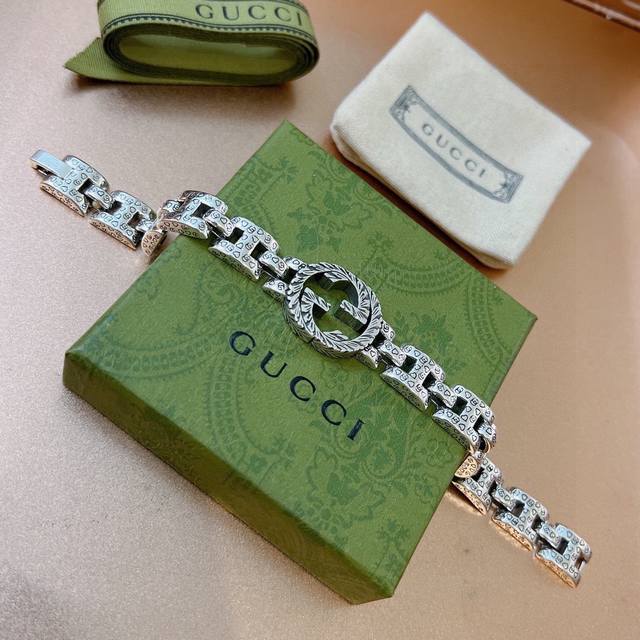 古驰最新出炉 推荐系列Gucci古驰手链最新款的经典款 精致无论款式 质感 都是绝对的顶尖Feel 只要看一眼就懂了 搭配衣服更有魅力更有吸引力和气质 原版Lo