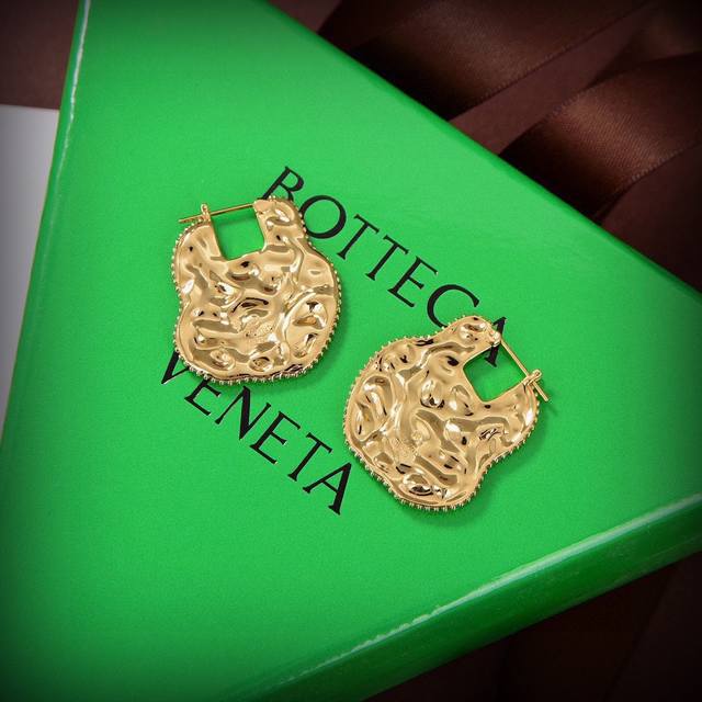 Bottega Venenta 新款Bv耳环 与众不同的设计 个性十足 颠覆你对传统耳环的印象 使其魅力爆灯 DDD Bottega Venenta 新款Bv耳环 与众不同的设计 个性十足 颠覆你对传统耳环的印象 使其魅力爆灯 DDD