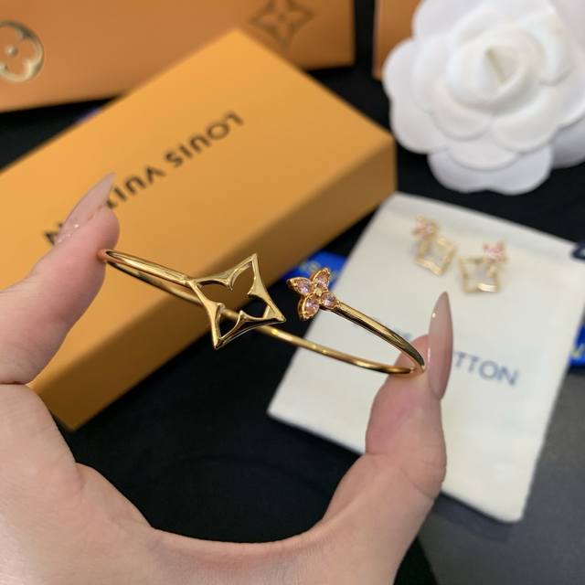 编号Lsz0060 DDD Lv*最新款粉色马眼镶钻彩钻手镯 一致Zp黄铜材质 DDD 今日新品手镯 DDD 25年最新款Floragram粉钻花朵金色手镯 D