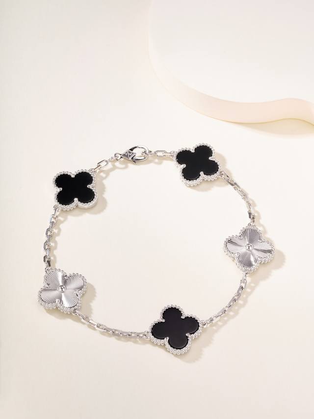 P Price DDD New 3+2 Black Agate Five-Flower Bracelet in White Gold DDD