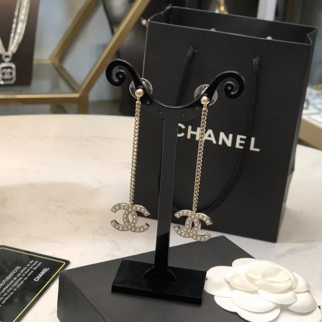 Chanel香奈儿 耳钉 小香珍珠双面流苏耳钉耳环热销款 市面最高版本！专柜1:1款式开模 专柜原版同925纯银 针！双面都是小香经典Logo双面镶珍珠 香奈儿