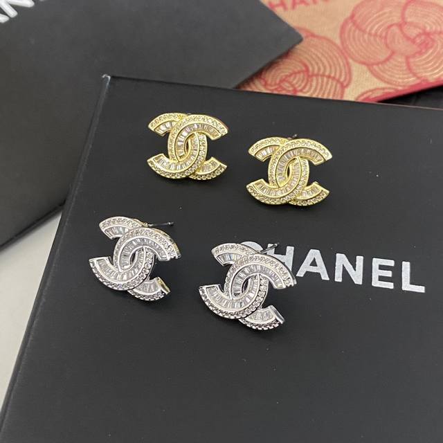 卖疯了小香官网主推爆款精工版小香 最新 Chanel 微镶晶钻字母方钻耳钉耳环CaméLia 字母新款珍珠出货 明星同款，原版清晰Logo字印美美哒漂亮极啦明星