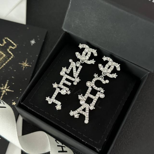 Chanel字母双C施华洛不对称星星耳环 每期必入的经典双C耳钉，一致Zp黄铜材质施华洛爱心钻，成本居高，上耳简约大气，超级百搭，经典永不过时香粉必入[机智]