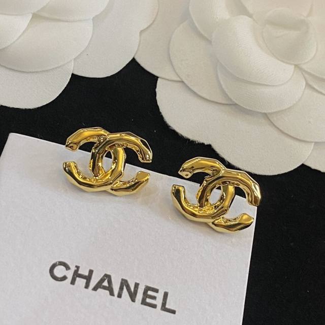 卖疯了小香官网主推爆款精工版小香 最新 Chanel 精雕光面不规则字母耳钉耳环CaméLia 字母新款出货 明星同款，原版清晰Logo字印美美哒漂亮极啦明星联