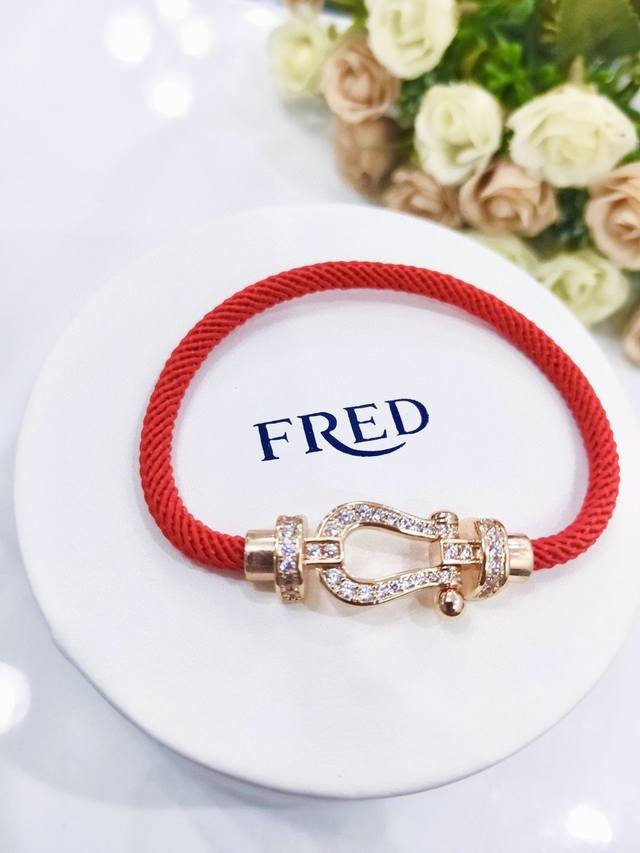 Fred Froce 玫瑰金满钻 马蹄扣红绳手链 本命年必备单品 火爆小红书Ins 夏日必备百搭单品 冬天也是搭配超赞的一款 经典经典 Zp五万+ DDD