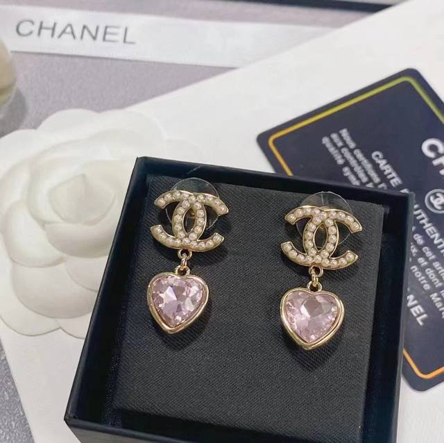 Chanel粉色珍珠爱心耳环 满满的少女心这个季度一定要入的系列，第一眼看到就特别喜欢，一对耳钉用了2粒粉色施华洛+珍珠，颜色搭配得特别让人欣喜，上耳巨巨巨显白