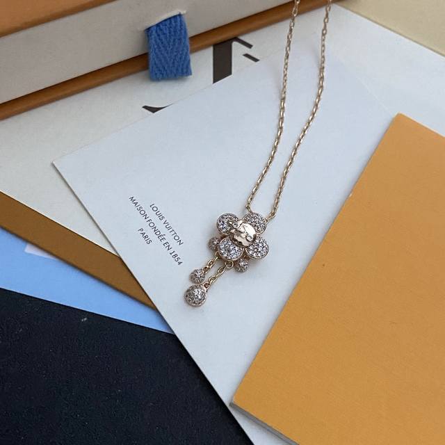 新款 Lv项链驴家薇薇安Vvienne 太阳花娃娃系列将路易威登的标志性吉祥物重塑为妙趣横生的艺术作品本款项链采用密镶锆石勾勒Vvienne 灵动可爱的形象，再