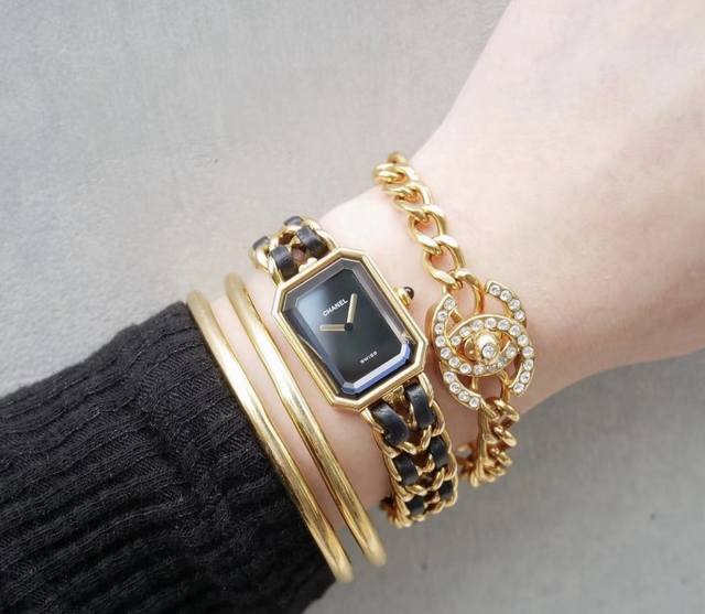 Charming Vintage Style Watch with a Sugar Cube Design High-quality feel with a t