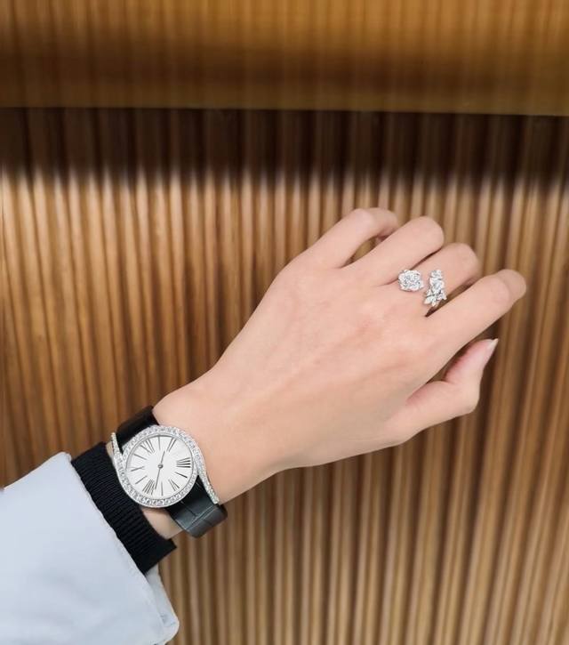 The best-selling Piaget Lime Light series watch, with its unique design, leads