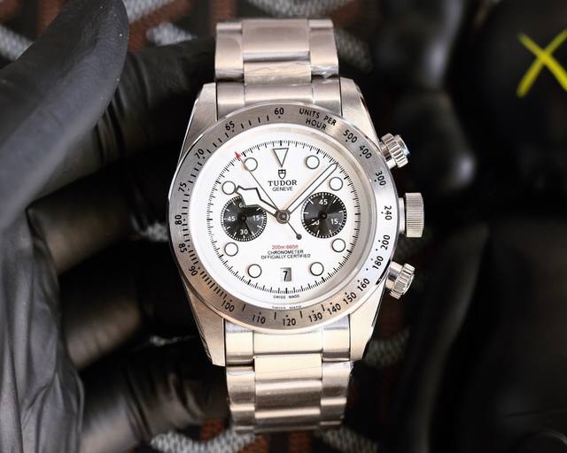 Tudor Black Bay series with automatic mechanical movement, size: 42mm, coated gl
