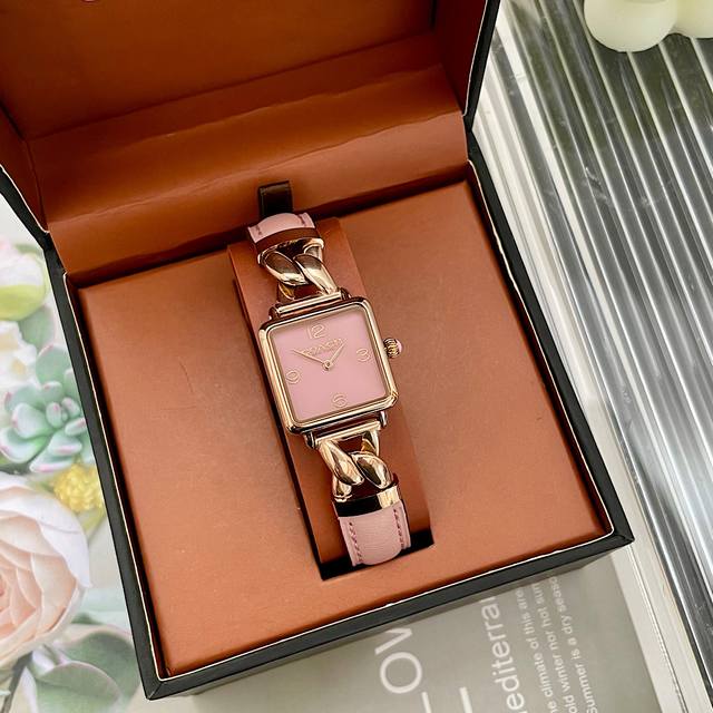 明星同款～原单新款 Coach 蔻驰Cass小方糖皮穿链手表女表情人节礼物，中央经典Coach，精致方形表盘，轻奢配色，四点数字时标，简约雅致，钢条拼接牛皮表带