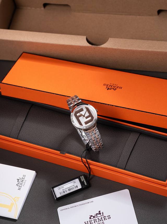 Fendi女表｜28Mm金色灵韵，腕间的优雅诗行 DDD 小巧藏风骨，优雅自天成。 DDD 这一枚 Fendi 全新迷你女表，以 28Mm 精致圆形表盘 轻盈落