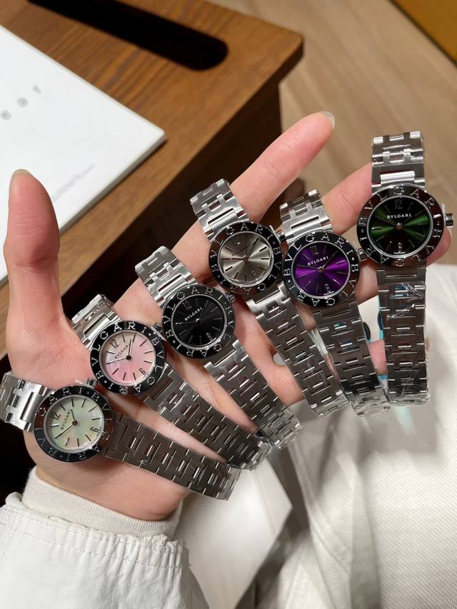 酷飒风来袭 帅就完事了 DDD Bvlgari 宝格丽石英腕表新款来袭， Bv 宝格丽女士石英腕表，此款腕表使用 Logo 标志作为设计元素，表壳圈面独特的双环