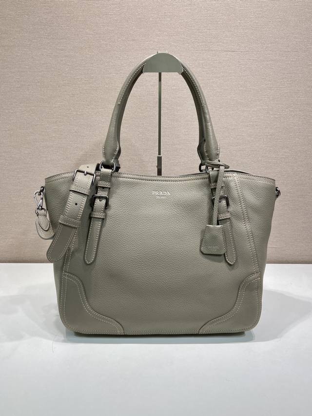 特级原厂新品1Bg602 DDD 这款手提袋标志着回归Dna的根源，其设计令人想起旅行主题。宽松实用的廓形由纹理丰富的皮革和不规则纹理制成，营造出自然而精致的效