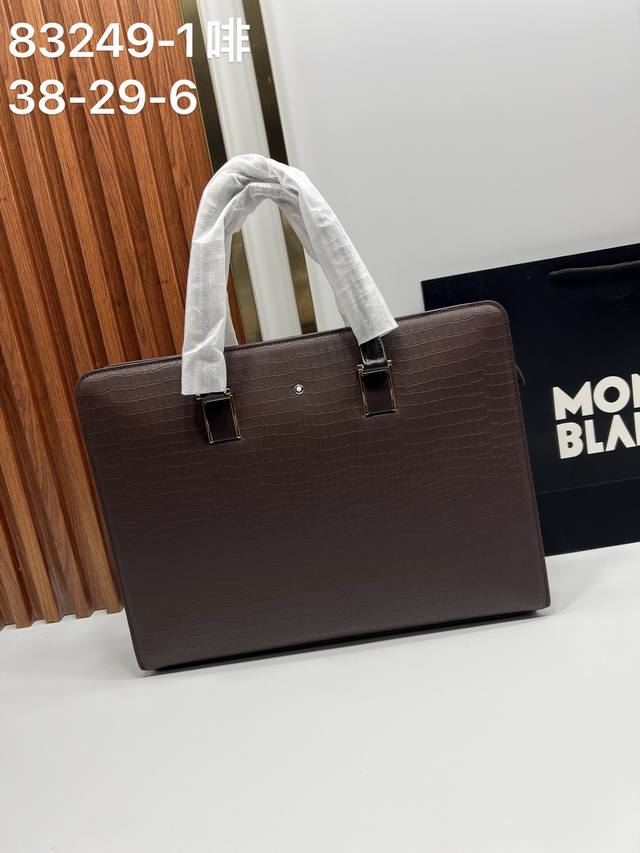新品 ：Montblanc 万宝龙83249-1 最新款公文包，不但包型做得好，而且品质也非常精细，采用进口牛皮，半定型设计，简单大气的Logo，款式商务大方