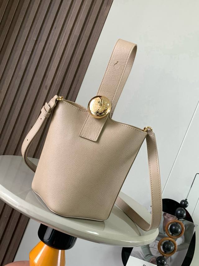 迷你柔软粒面牛皮革 Pebble Bucket 水桶手袋Pebble将纯粹的简约线条与瞩目设计风格巧妙融合造就别具一格的创新的手袋设计。标志性的 Anagram